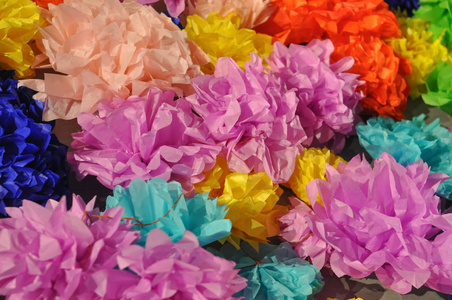 许多纸花，用于许多不同颜色的聚会装饰