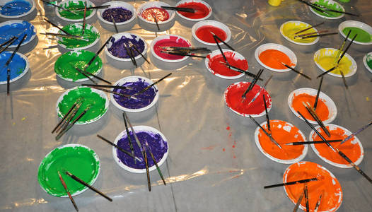许多不同的颜色准备好绘画艺术工作坊