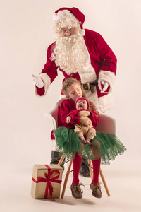 圣诞肖像可爱的小婴儿女孩, 穿着圣诞衣服, 工作室拍摄, 冬季时间