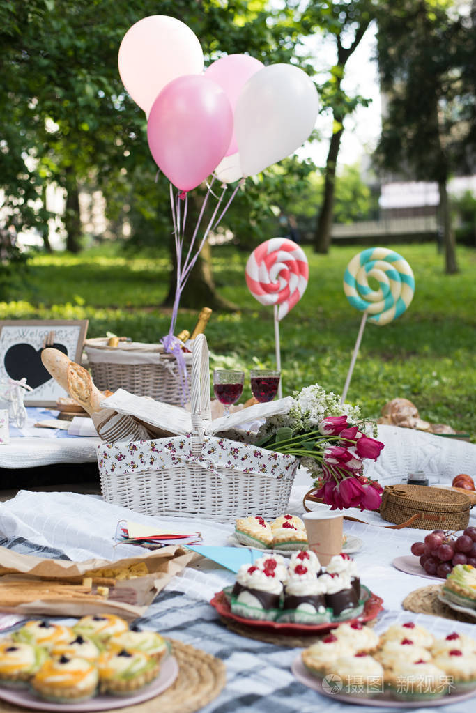 在草地上的公园野餐:桌布篮,健康食品和配件,顶景面包,面包,面包