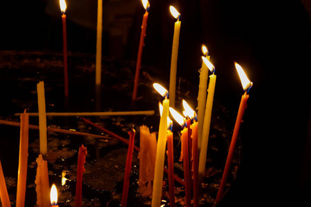 在耶路撒冷旧城的圣墓人教堂点燃蜡烛
