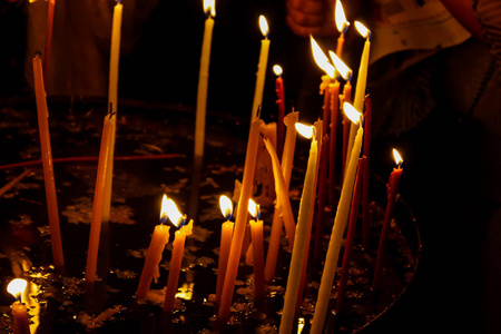 在耶路撒冷旧城圣墓教堂点燃蜡烛