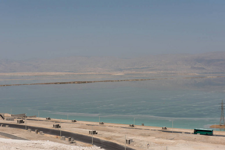 以色列死海的荒芜景观。 乔丹在湖的另一边