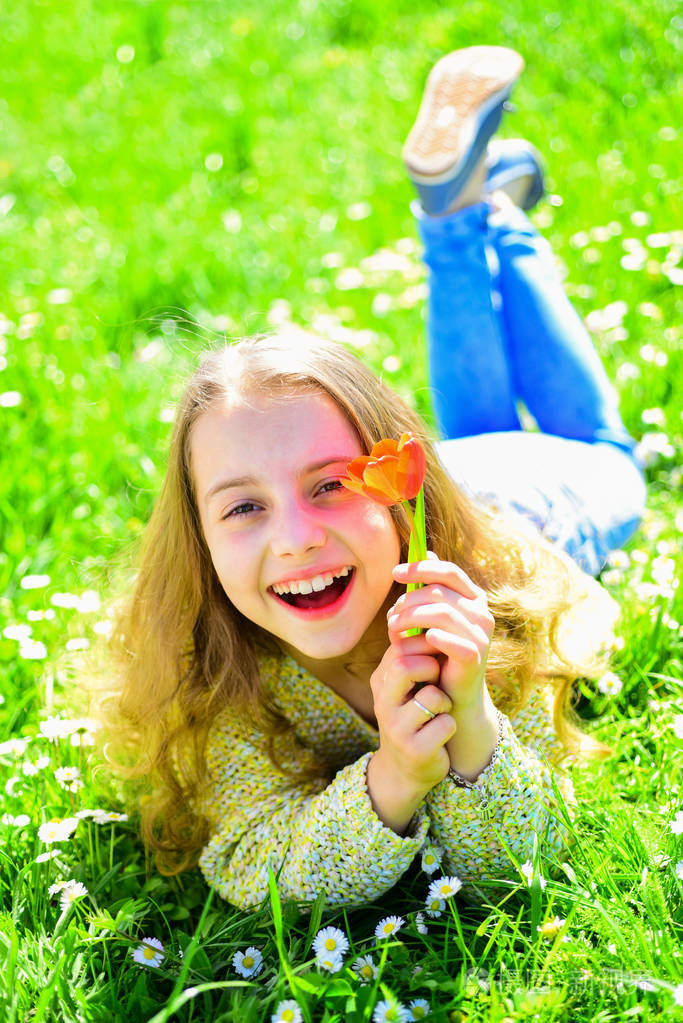 青春和无忧无虑的观念.孩子享受春天阳光明媚的日子