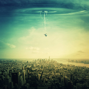 工作失误商人从天空中坠落在大城市上空的轮廓.