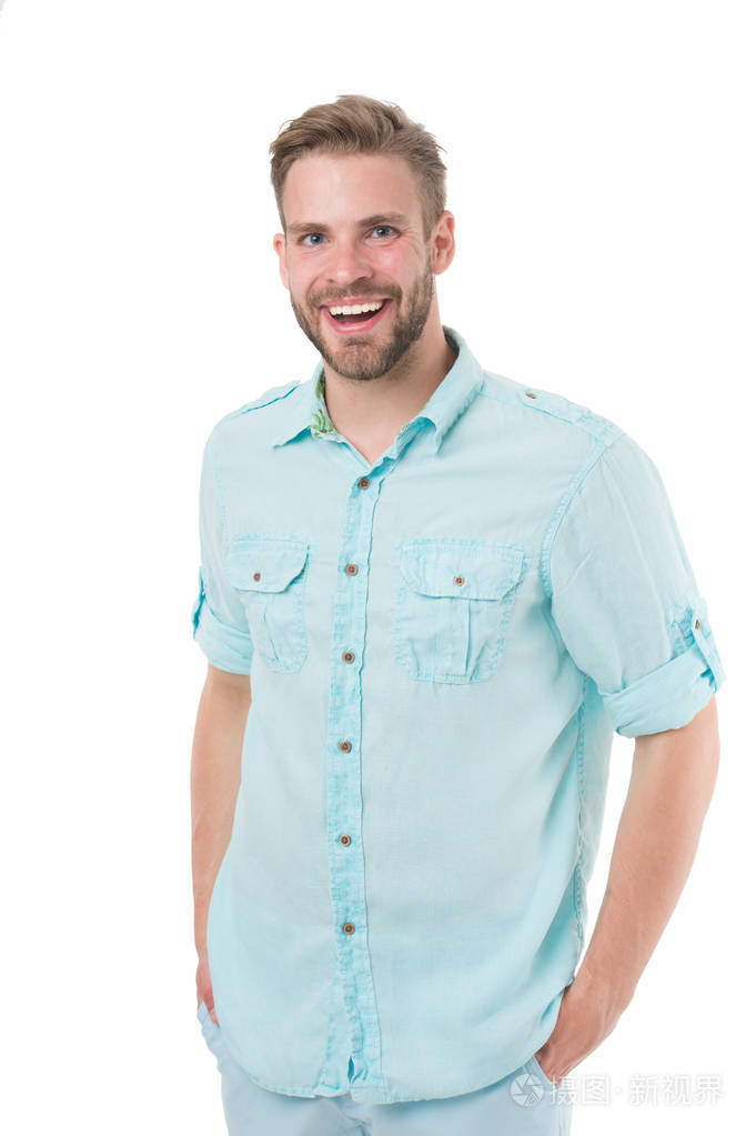 男人在快乐的笑脸上摆出一副双手放在口袋里, 白色的背景.