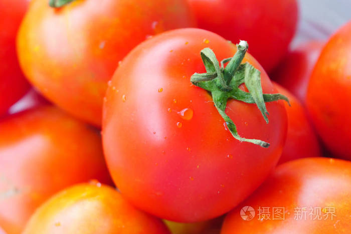 彩色西红柿是新鲜的，可以吃了。