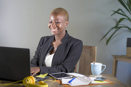 年轻快乐成功的黑人黑人公司肖像美国商业女性在现代办公室工作，微笑开朗，白领工作生活方式观念中有时髦的发型
