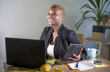 年轻快乐成功的黑人黑人公司肖像美国商业女性在现代办公室工作，微笑，快乐，使用数字平板电脑垫白领工作生活方式概念