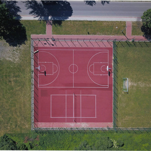 砖的房子和院子里现代篮球场在庭院的市中心的市政运动和娱乐.