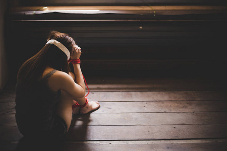 美女被拐卖绑架或绑架. 可怜的女人把绳子绑在手臂上,蒙上眼睛.