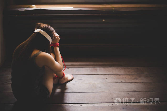 绑架或绑架女孩哭泣感到绝望的孤独美女被拐卖绑架或绑架可怜的女人把