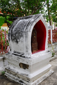 泰国寺庙和美丽的白塔是美丽的灰泥设计。 古老的佛陀形象。 泰国沃特法拉穆罕默德佩特查布里。
