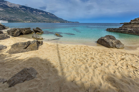 希腊基法洛尼亚爱奥尼亚群岛莱门尼亚海滩水中的岩石