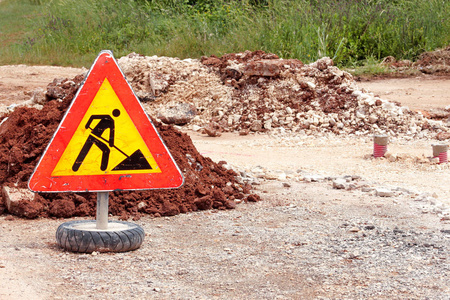 建筑工程道路工程标志，道路路面施工。 交通警告标志道路维修道路维修。 红黑黄三角路标工作。 重建基础设施。