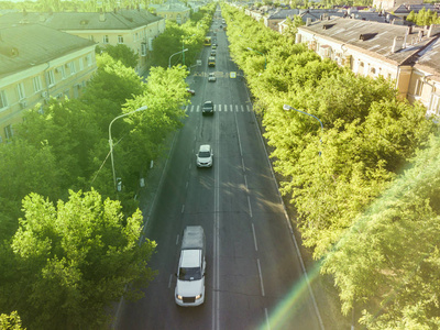 城市道路树木之间的空中交通运动