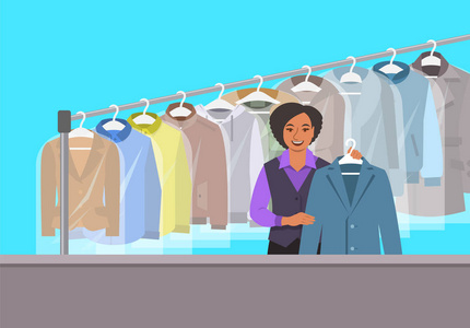 干洗店内部.非裔美国女孩站在接待处,拿着干净的夹克.