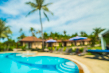 酒店和度假胜地背景下的抽象模糊和分散注意力的室外游泳池，用于旅行和度假