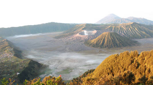 东爪哇印度尼西亚风景名胜区日出期间的布罗莫火山