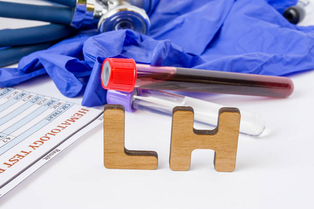 女性和男性垂体产生的黄体生成素或芦丁素的LH临床实验室医学缩写或缩写。 LH字在实验室试管附近