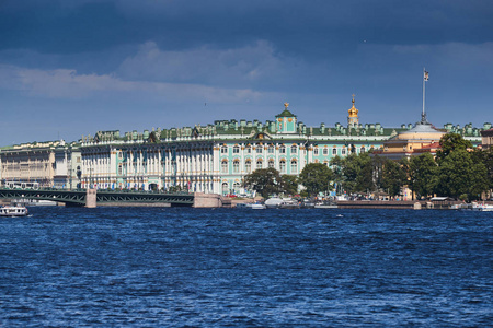 俄罗斯圣彼得堡博物馆隐士宫殿桥海军上将大厦安德烈夫斯基旗帜海上航行在涅瓦河上旅游船晴朗晴朗的天气黄金穹顶