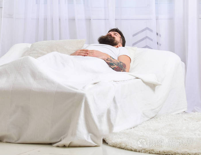 有胡子的男人睡觉放松打盹休息.