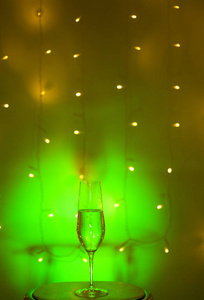 香槟起泡葡萄酒杯波塞科卡瓦在迪斯科舞厅酒吧婚礼在伊比萨西班牙，后面的灯。