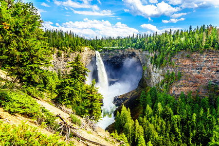 壮观而著名的Helmcken瀑布，在加拿大不列颠哥伦比亚省的威尔斯格雷省公园，它的141米自由落体，在初春冰雪融化时，瀑布的峰值