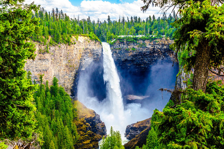 壮观而著名的Helmcken瀑布，在加拿大不列颠哥伦比亚省的威尔斯格雷省公园，它的141米自由落体，在初春冰雪融化时，瀑布的峰值