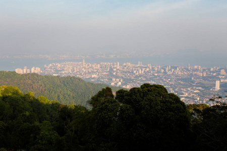 马来西亚槟城岛槟城山的景观。 东南亚美丽的全景。