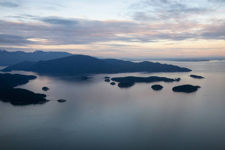 鸟瞰岛屿在豪伊声音在一个充满活力的日落。 加拿大不列颠哥伦比亚省温哥华西北。