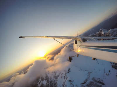 飞机飞越美丽的加拿大景观，在一个充满活力和丰富多彩的日落。 靠近温哥华不列颠哥伦比亚省加拿大。