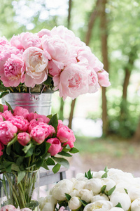 可爱的花在玻璃花瓶里。美丽的粉红色牡丹花束。花卉组合, 场景, 日光。壁纸