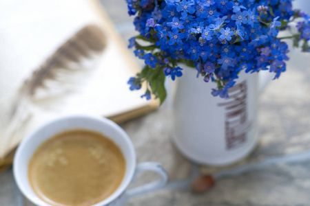 一杯咖啡，一本书和鲜花，早晨的宁静