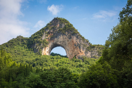 桂林阳朔县月亮山风景秀丽的夏季阳光景观。