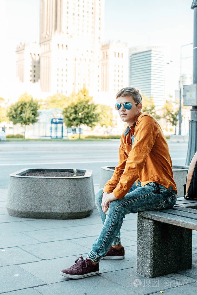 去欧洲城市旅行. 带公文包的人. 一个有红色螺丝的年轻人.