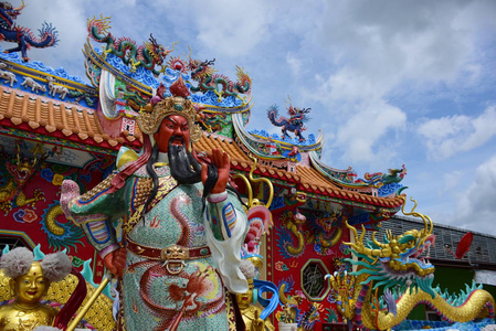 在泰国有龙雕像和其他值得尊敬的中国艺术雕像的神社。