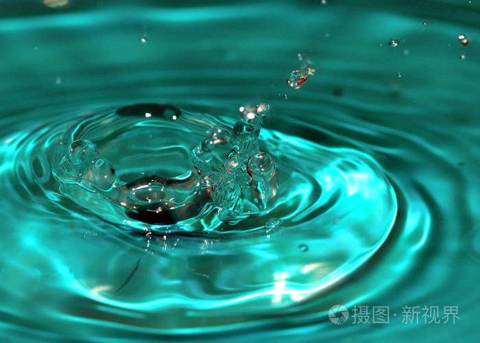 一滴水在液体的表面上溅出奇妙的水花