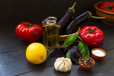 茄子，成熟番茄，橄榄油，罗勒，大蒜，柠檬和香料。蔬菜沙拉的意大利菜肴配料。食物照片。素食。