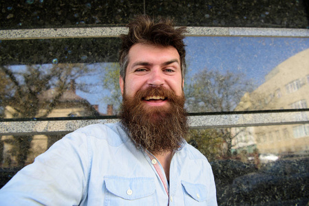 水川长面的视频男人, 带着胡子和胡须的游客, 在欢快的笑脸上, 黑色的