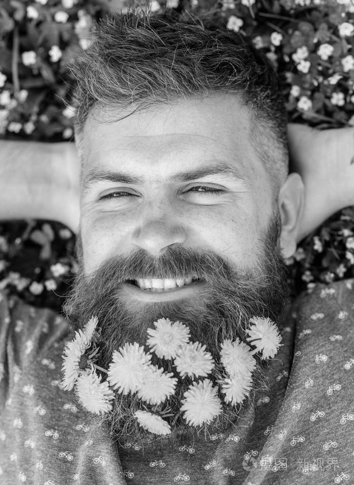 活泼概念脸上带着胡子的男人把手放在头后面胡子人与