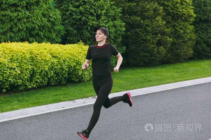 做运动运动,跑步,在春天或夏天阳光明媚的日子里,在城市公园户外笔直