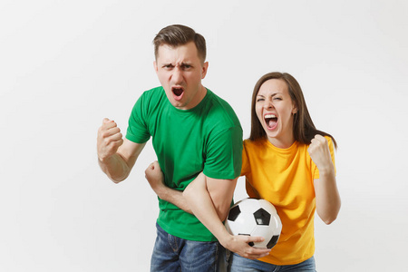 说说配喜出望外的两个女人,男人,足球迷,穿着黄色绿色t恤,振作起来