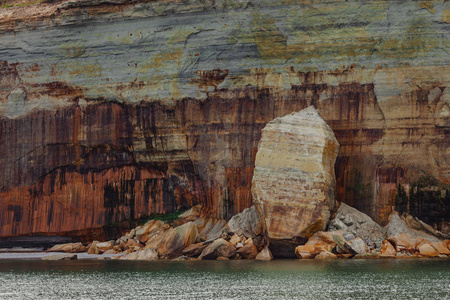 图片岩石国家公园在湖上优越的美国。 彩色纹理岩石背景