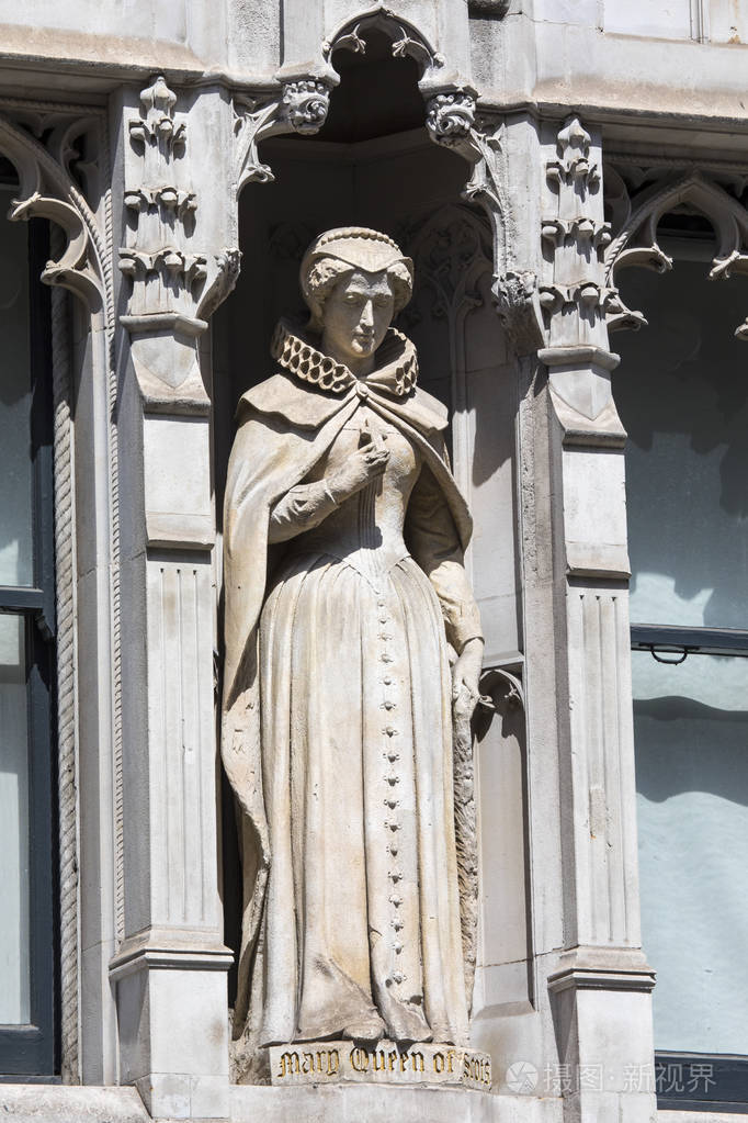 玛丽苏格兰女王雕像在英国伦敦市舰队街的一座建筑的正面.