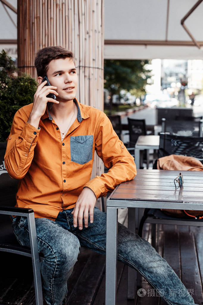 穿着时髦的年轻人在华沙的街道上. 市中心的那个人. 去欧洲城市旅行.