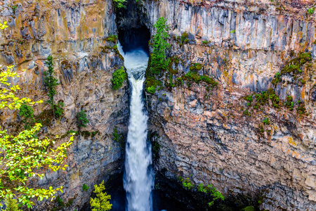 美丽的斯帕哈特落在威尔斯灰色省公园BC加拿大流经熔岩床到75米下降到斯帕哈特溪下面。