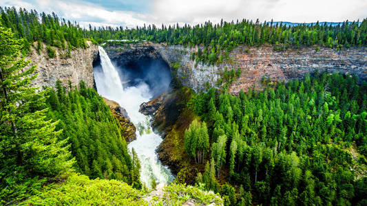 壮观而著名的赫尔麦肯瀑布，在加拿大不列颠哥伦比亚省的威尔斯格雷省公园，它的141米自由落体，在早春的雪融化期间，瀑布的峰值体积。