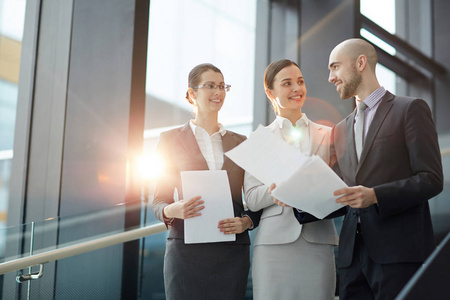 合伙合同三位西装革履的优雅经纪人在与外国合伙人谈判前讨论合同要点