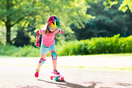 孩子们玩滑板. 学龄前儿童在长板上. 孩照片